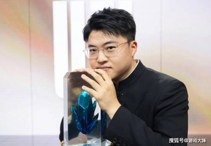 台风巴威被网友调侃，中心云图酷似uzi捧杯，各种恶搞图纷纷出现