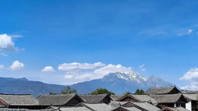 白沙古镇在下 学会如何“闲着” 一杯咖啡敬雪山