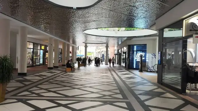 天津老乡说:“上海出国签证的队伍排的那么长,是不是上海人的生活比别的地方差?”