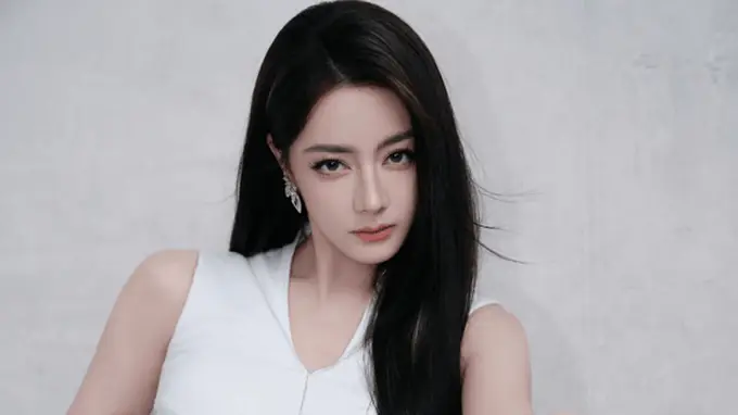 迪丽热巴高智风穿搭，剪裁立体完美呈现，超显高级的老钱感