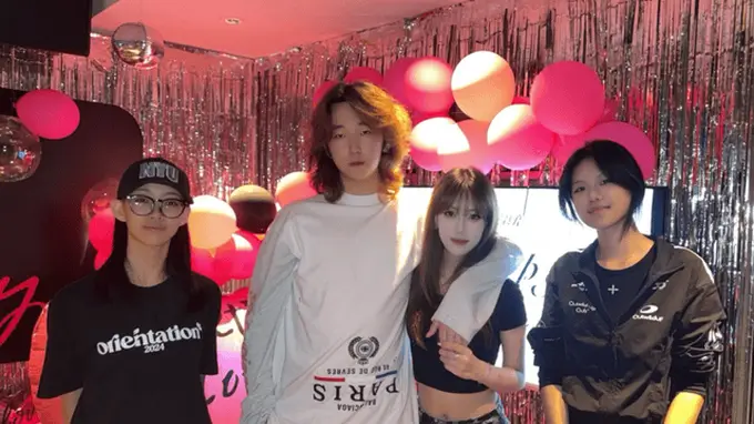 高露女儿庆17岁生日,男友露面190高个一身名牌,俩人恋爱快2年