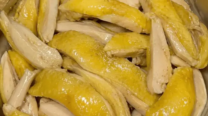 四步蒸出盐焗手撕鸡腿：皮脆肉嫩鲜香不柴