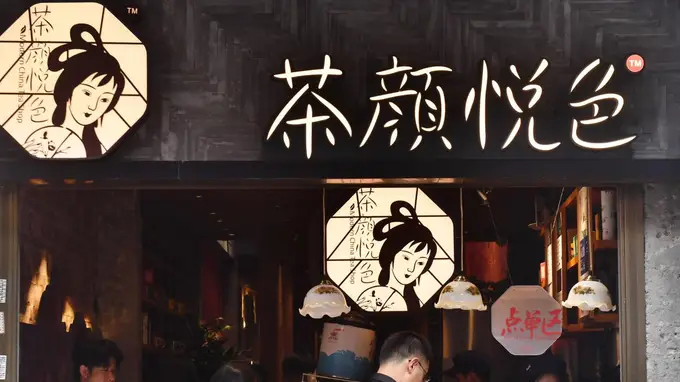茶颜悦色薯片现蟑螂干异物,消费者拒"先寄后赔"后现已达成共识