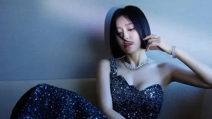 46岁秦岚晒出盛夏最新美照，演绎成熟御姐风韵，不被定义的美