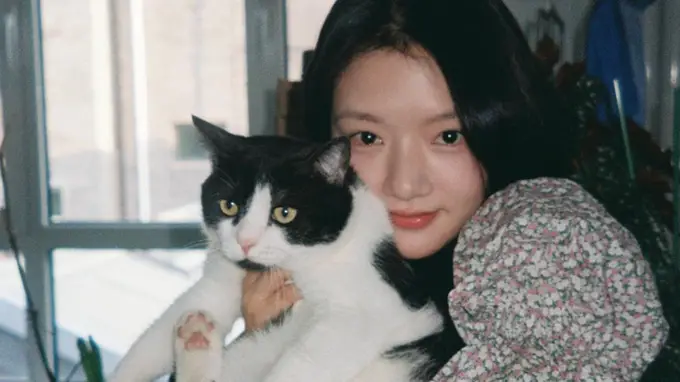 任敏穿碎花短款露腰上衣 灵动鲜活可爱少女感十足