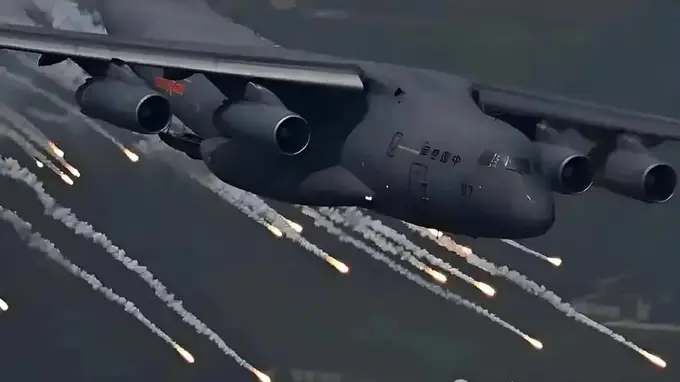 首次公开画面!运20空运红旗9B和S400,8轮发射车直接开进肚子!