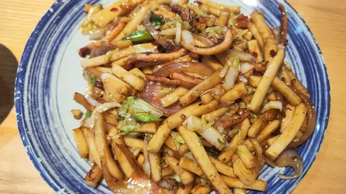 鱿鱼炒年糕：鲜弹与软糯的完美邂逅，一口入魂的家常美味