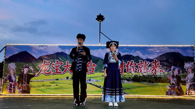 游客点赞！在贵安这片稻田边看“村晚”，氛围感拉满