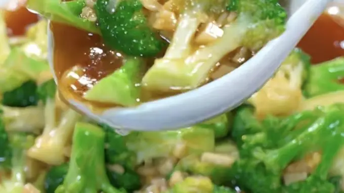 蒜蓉西兰花翠绿脆嫩鲜香入味 地道家常下饭菜做法教程