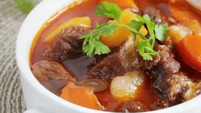土豆胡萝卜炖牛腩,汤汁拌饭是灵魂
