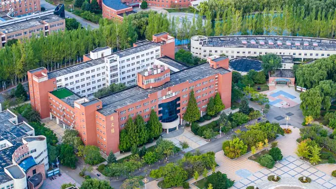 大学,正在往县城“跑”