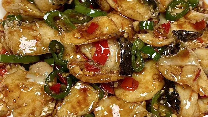 蒜香鱼片出锅 生蒜热油滋啦香勾人三碗饭下肚