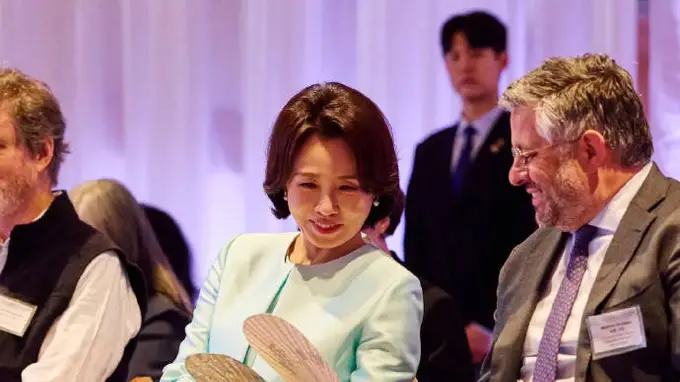 金惠景亮相洛杉矶秀场 浅蓝低领裙展自然气韵 随李在明出席外事活动显松弛气场