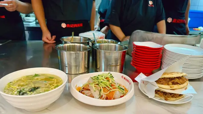 西安人吃肉夹馍的早餐门道:配凉皮?配热汤?还是就单吃?