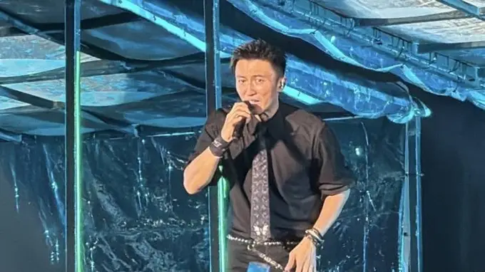谢霆锋青岛演唱会如约开唱 黑衣现身携“The show must go on”登台 歌迷自发取消应援