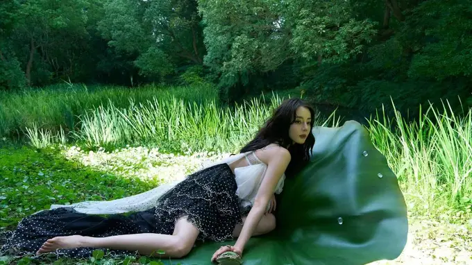 迪丽热巴首登VOGUE单人双封，解锁超规格时尚里程碑