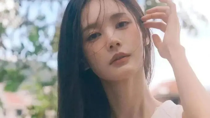 李一桐夏日露肤穿搭露留白 基础款也能穿出清新呼吸感好抄得很