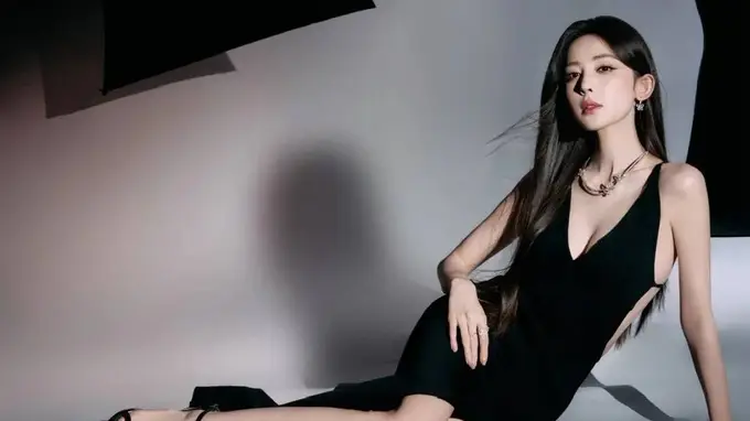 古力娜扎夏日写真大爆发 甜美邻家vs性感御姐反差拉满