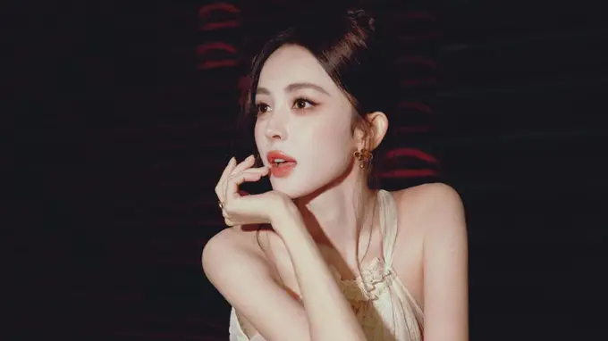 夜幕大片释出！古力娜扎妆容精致莹白肌肤自带高光，少女感拉满尽显松弛活力