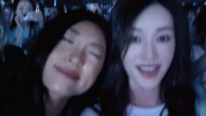 李小冉现身刘雨昕仙那度深圳演唱会 台下同框浪姐好友肌肤状态引关注