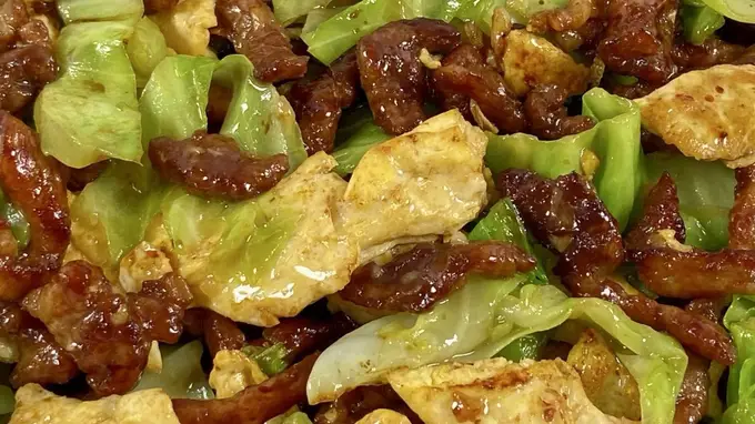 包菜炒肉丝:脆嫩家常的烟火治愈