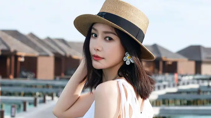 秦岚晒海边度假照松弛感拉满 穿白色长裙清新飘逸