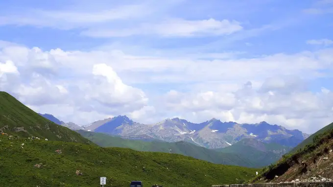 纵驰独库公路，阅尽天山四季