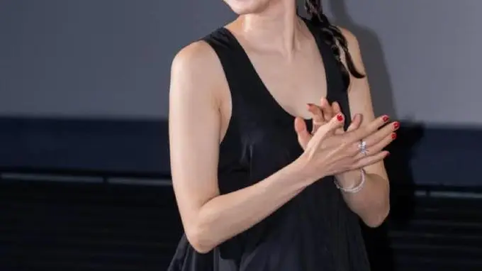46岁穿黑丝还能这么纯欲，被称为韩国衣架子的孔孝真，不化妆不修图，还有比她更松弛的女明星么？