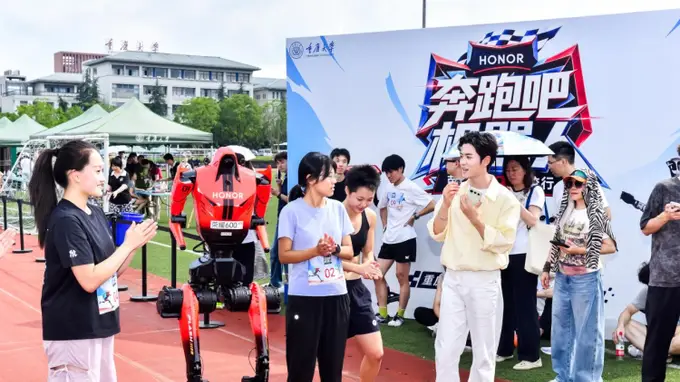 荣耀机器人“兄弟”现身重庆大学,毕业季刮起科技风