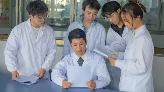 “这个专业容错率高!”武汉轻工大学食品专业凭“刚需”出圈,引考生家长现场深度考察