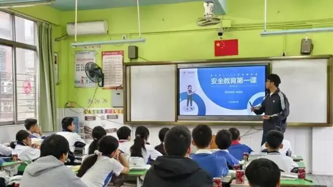 AI升温,补课降温:这个暑假,家长们在为确定性买单