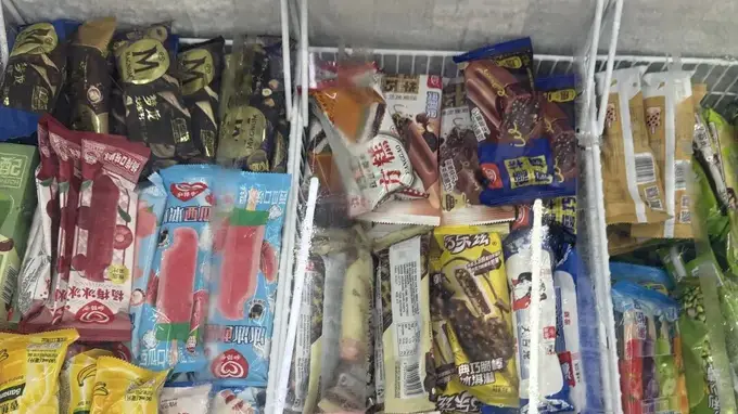 小店老板守着冰柜叹气:今年雪糕棒冰怎么没人吃了?