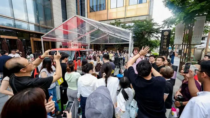“鸡排哥”来外滩了!现场排起几十米长队!鸡排还是6元一份,更有限定款造型