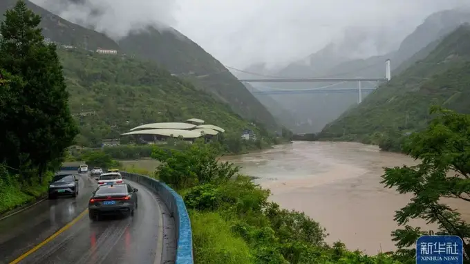 滇藏公路通车50周年：山河之间，长路向前
