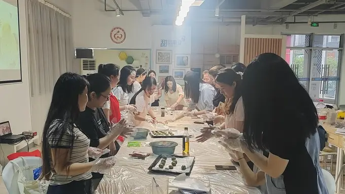 下班后的“烟火气”:沌口青年夜校手作甜品,为职场生活加点“甜”