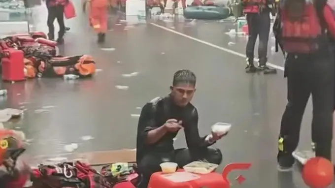 广西贵港“雨水泡饭消防员”找到了:退伍军人 | 网友:这就是我们该追的星
