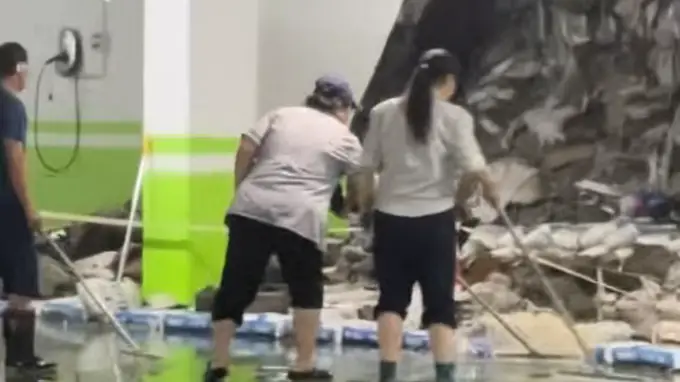 辽宁一小区地下车库墙体暴雨中坍塌，露出大量生活垃圾引发业主质疑