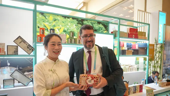 APEC迎来“成都时间”:会场外,美国参会小伙为妻子选购川茶作为礼物