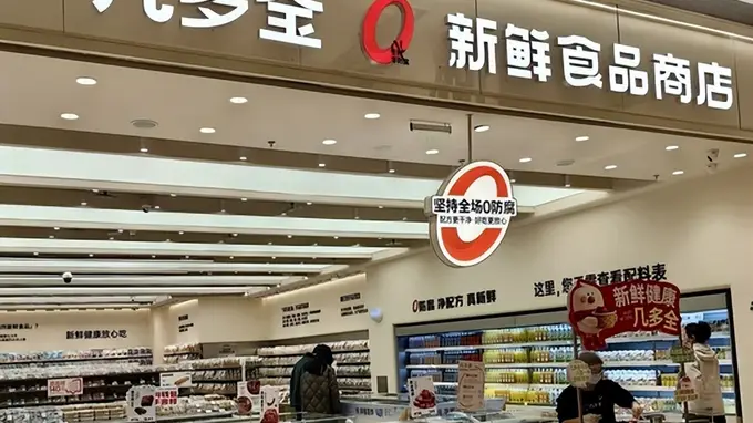 零食不打折反涨价，排队从商场堵200米，凭啥能火起来？