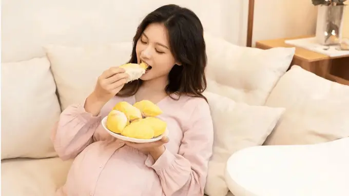 广西孕妇狂吃榴莲,产房生下儿子时,在场所有医生惊呆了,妈妈也愣了……