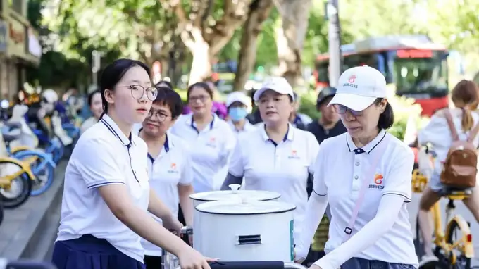 最暖杭州|“最美凉茶摊”的第49个夏天