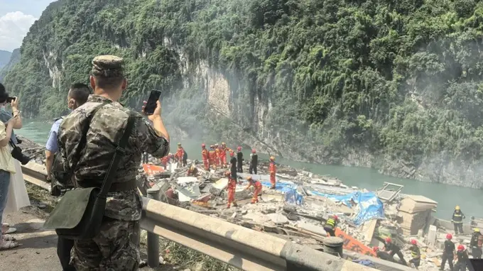 重庆彭水山体垮塌有人员被埋,当地居民称有数幢楼房被毁
