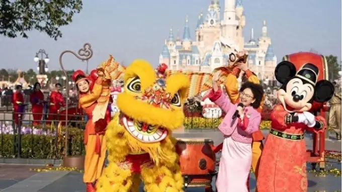 割韭菜?1天花光1万5,中产家庭的迪士尼苦旅,刺痛多少普通家庭
