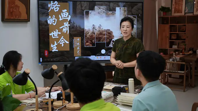 AR点亮千年烙画,重庆电力高专学子为非遗注入“青春薪火”