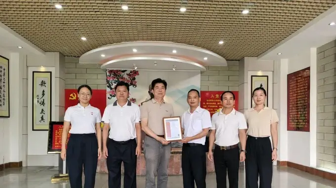 方寸藏匠心 微雕寄初心!非遗微雕作品《七律·李坚真》捐赠丰顺坚真纪念馆