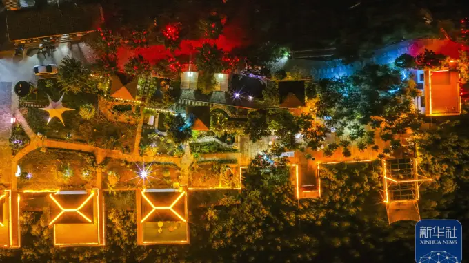 夏日乡村游火爆 景区夜色迷人游客乐享清凉