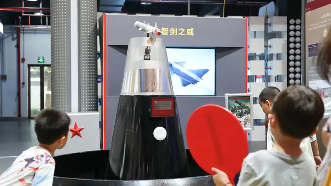 二孩暑假“时空折叠术”：大宝静学二宝玩耍两不误