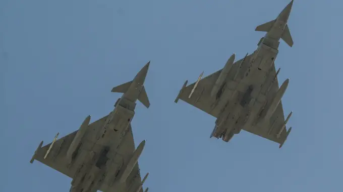 英国皇家空军出动台风战机拦截卡塔尔航空客机 英国国防部紧急响应安全担忧事件