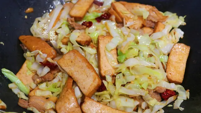 香干炒包菜做法来了 大火快炒满屋飘香好吃又下饭