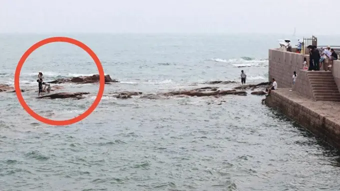 海边打卡别大意 涨潮来了要当心